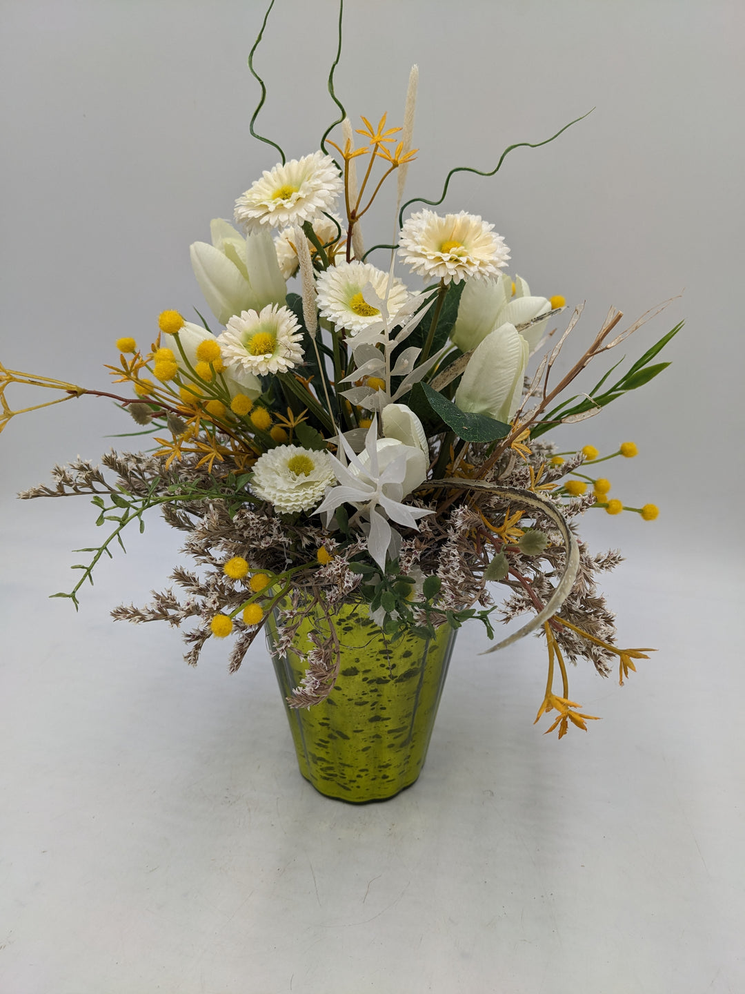 Frühlingsgesteck Bellis Tulpen weiss gelb