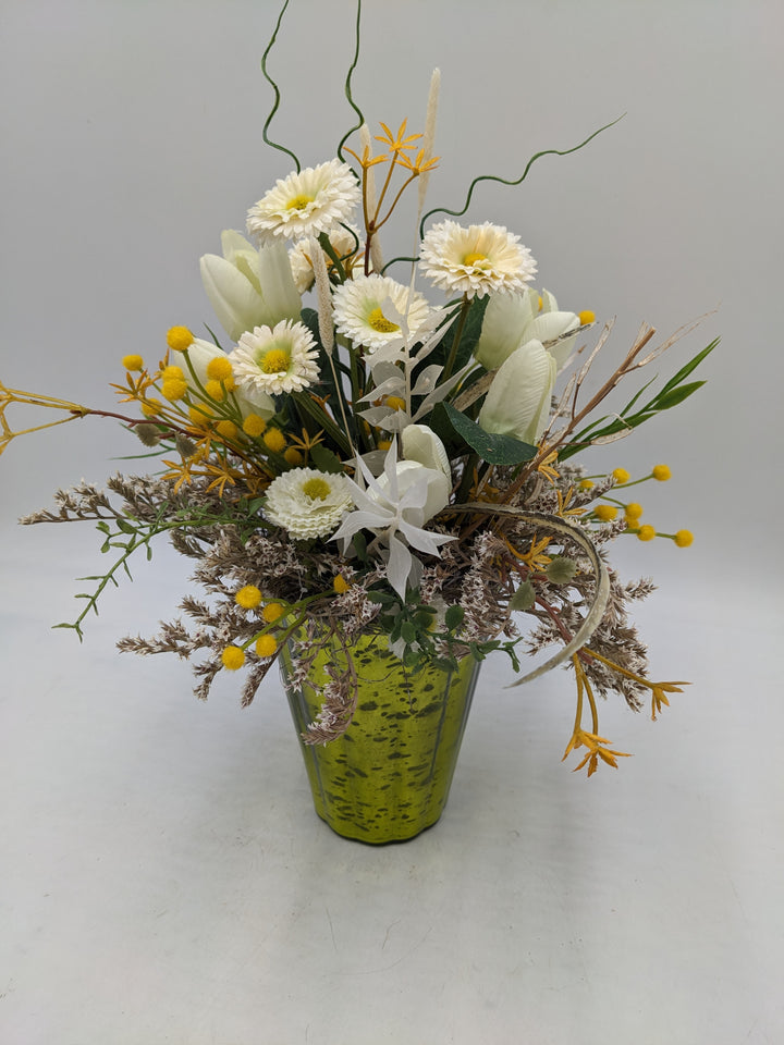 Frühlingsgesteck Bellis Tulpen weiss gelb