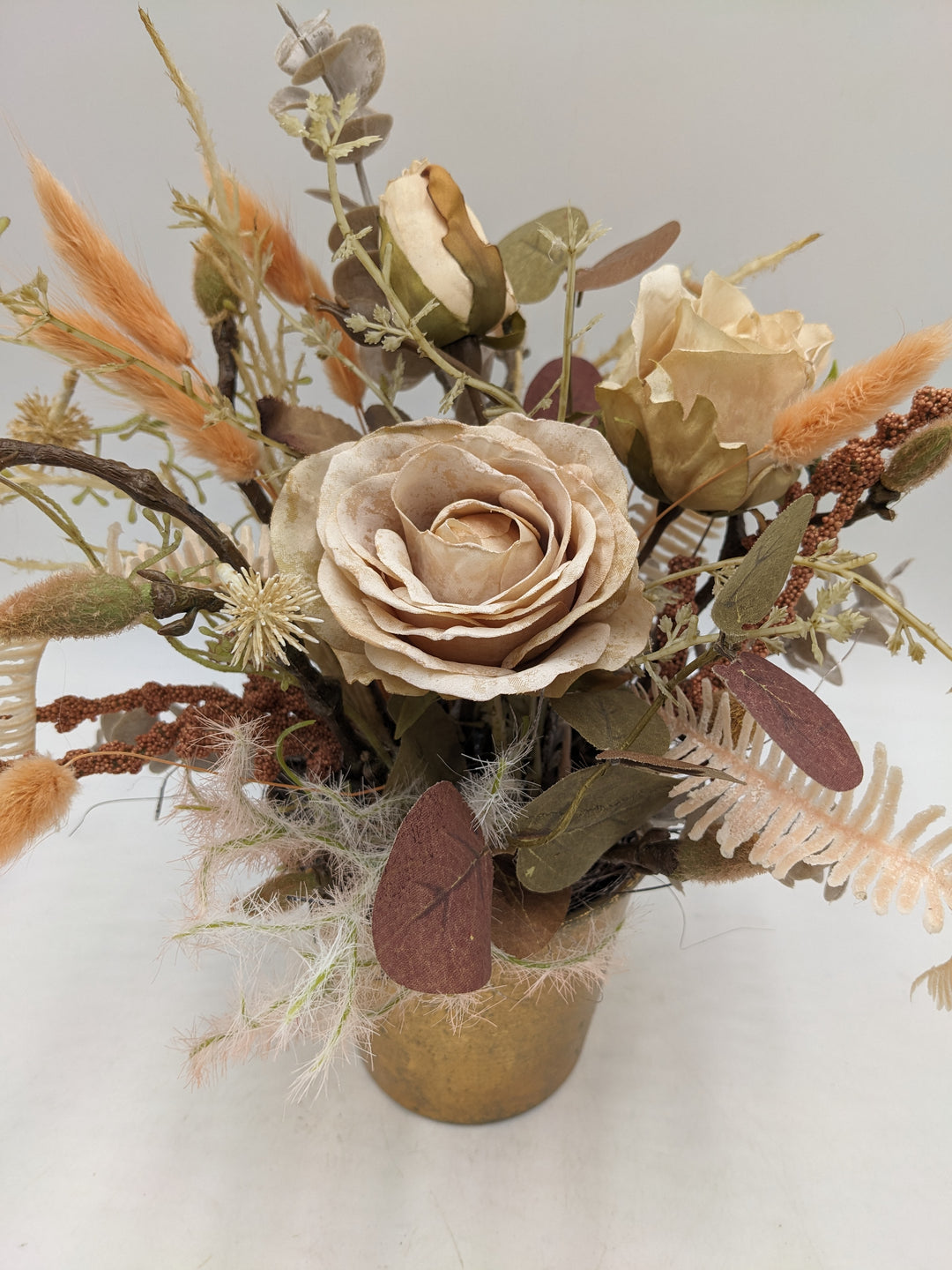 Herbstgesteck Rosen Gräser apricote gold