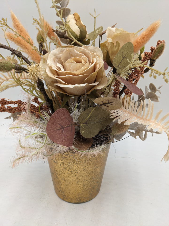 Herbstgesteck Rosen Gräser apricote gold