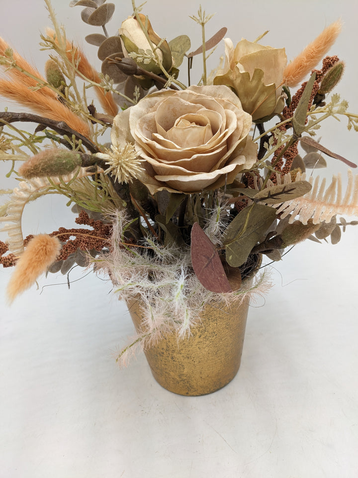Herbstgesteck Rosen Gräser apricote gold