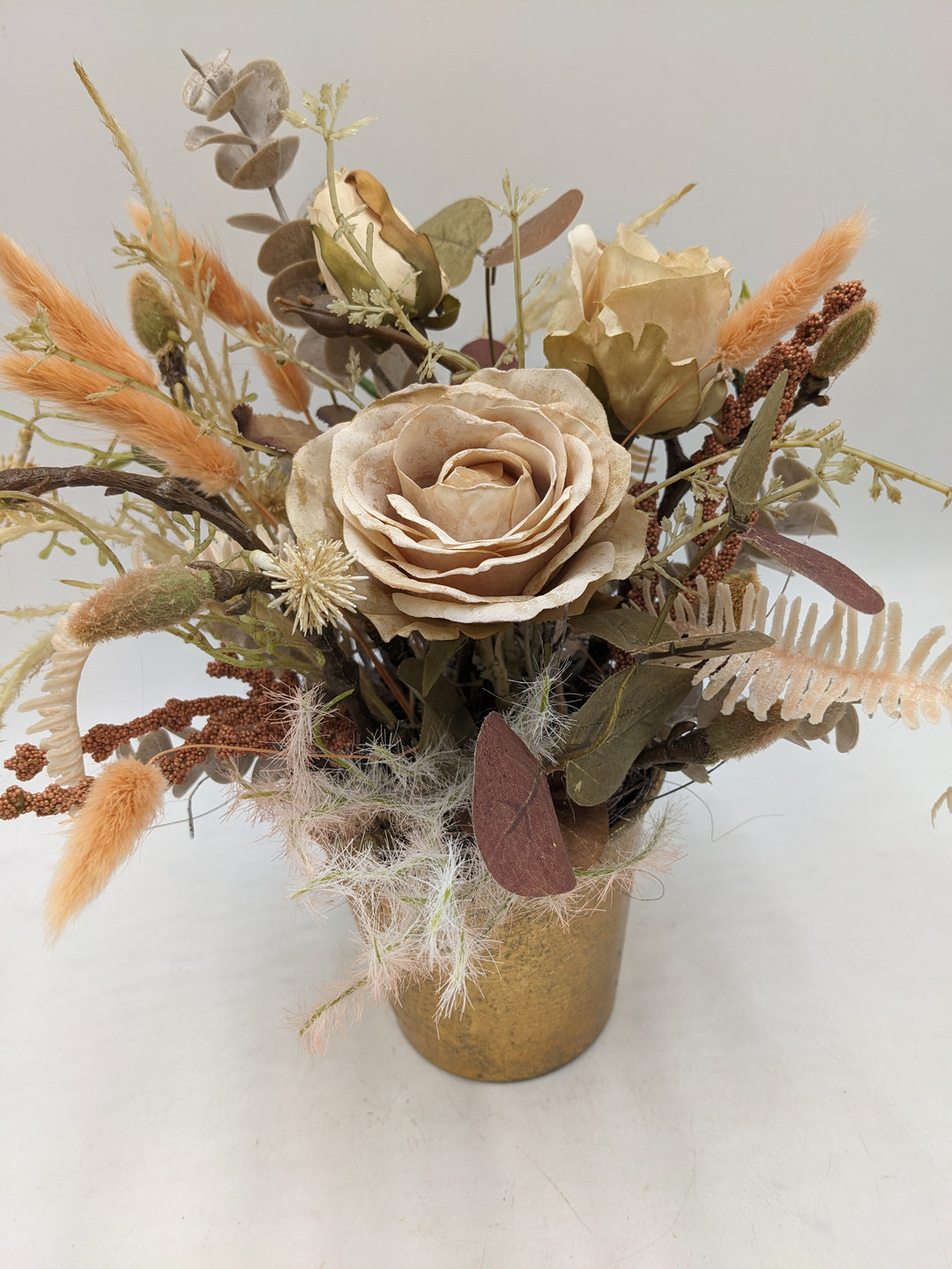 Herbstgesteck Rosen Gräser apricote gold