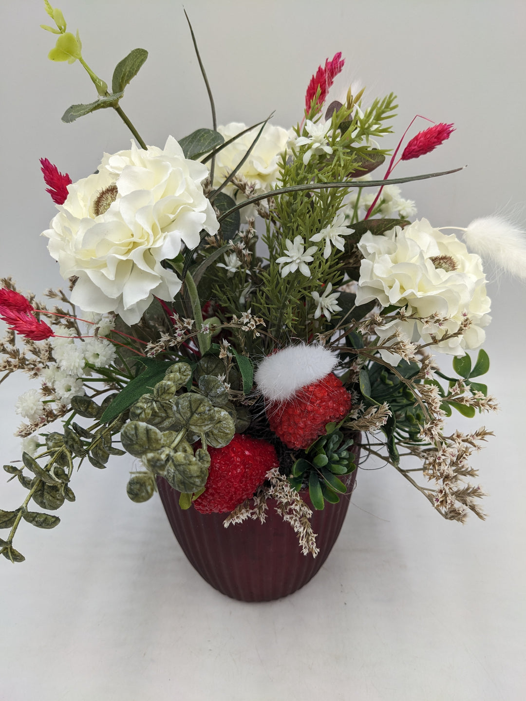 Sommergesteck Erdbeeren Gräser weiss rot
