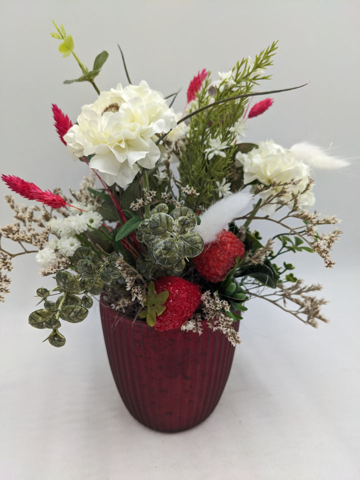 Sommergesteck Erdbeeren Gräser weiss rot
