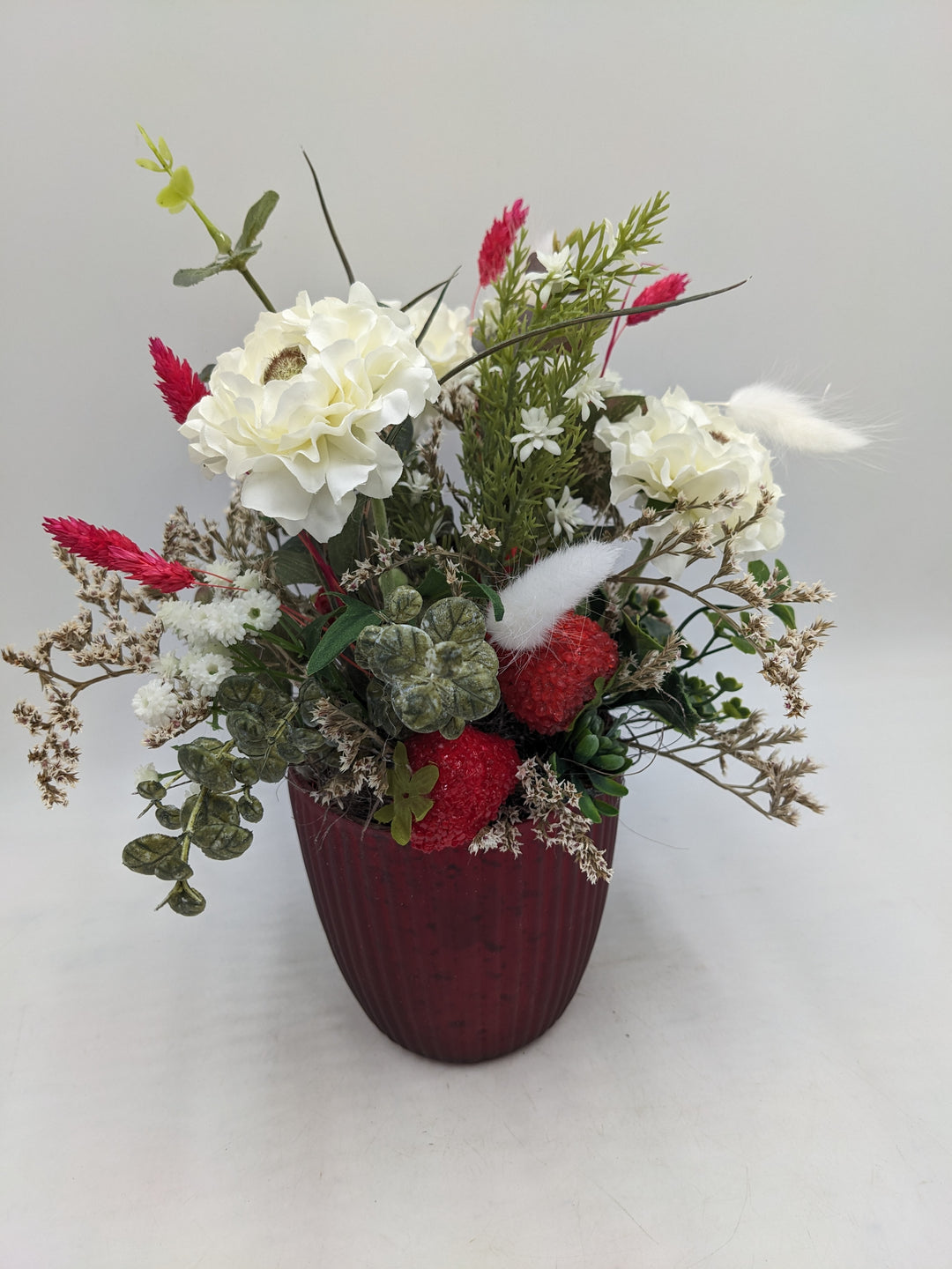 Sommergesteck Erdbeeren Gräser weiss rot