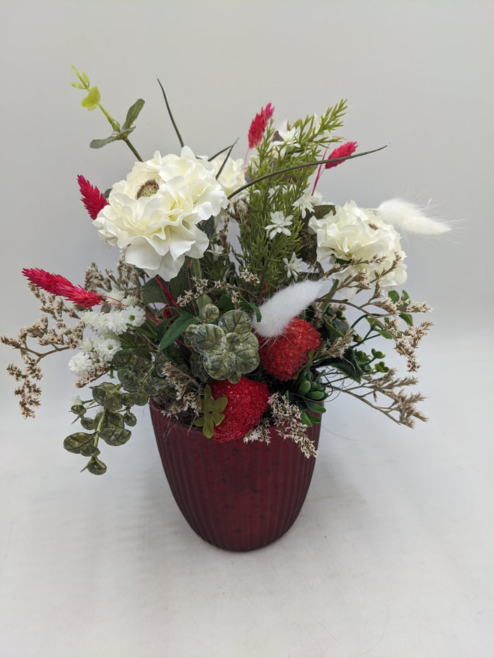 Sommergesteck Erdbeeren Gräser weiss rot