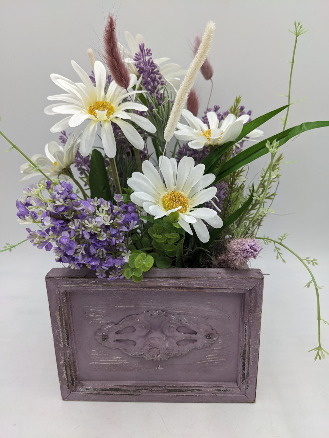 Sommergesteck Margeriten Flieder lavendel
