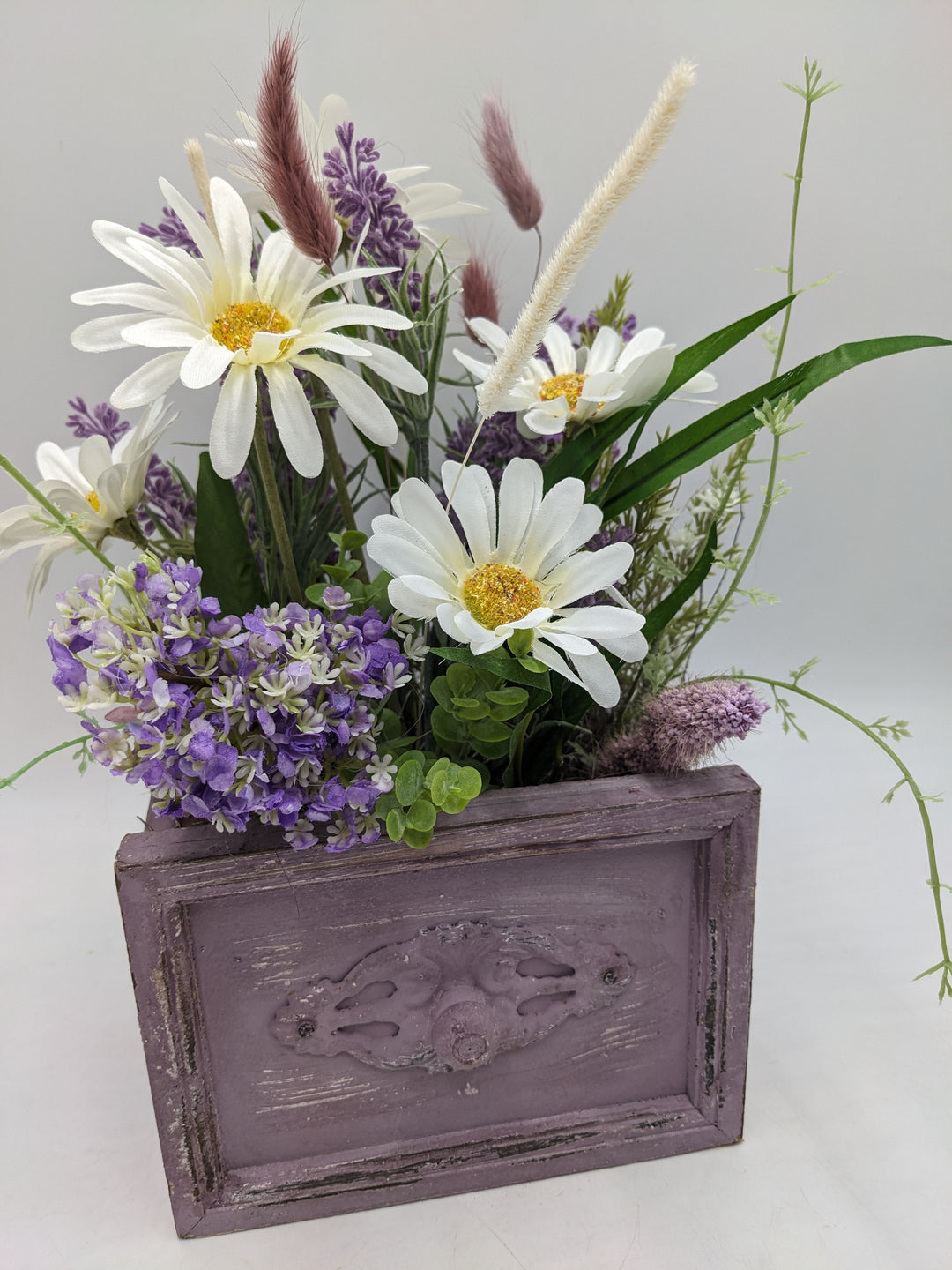 Sommergesteck Margeriten Flieder lavendel