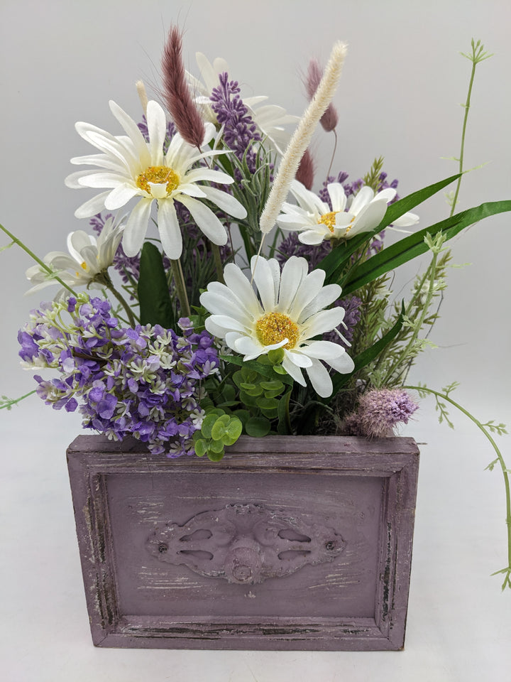 Sommergesteck Margeriten Flieder lavendel