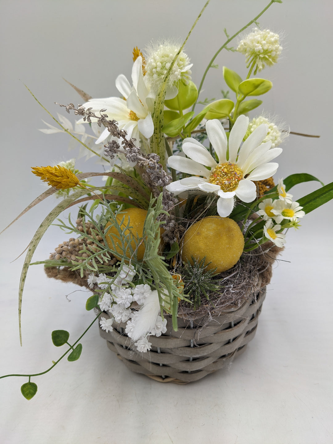 Frühlingsgesteck Zitronen Margeriten gelb