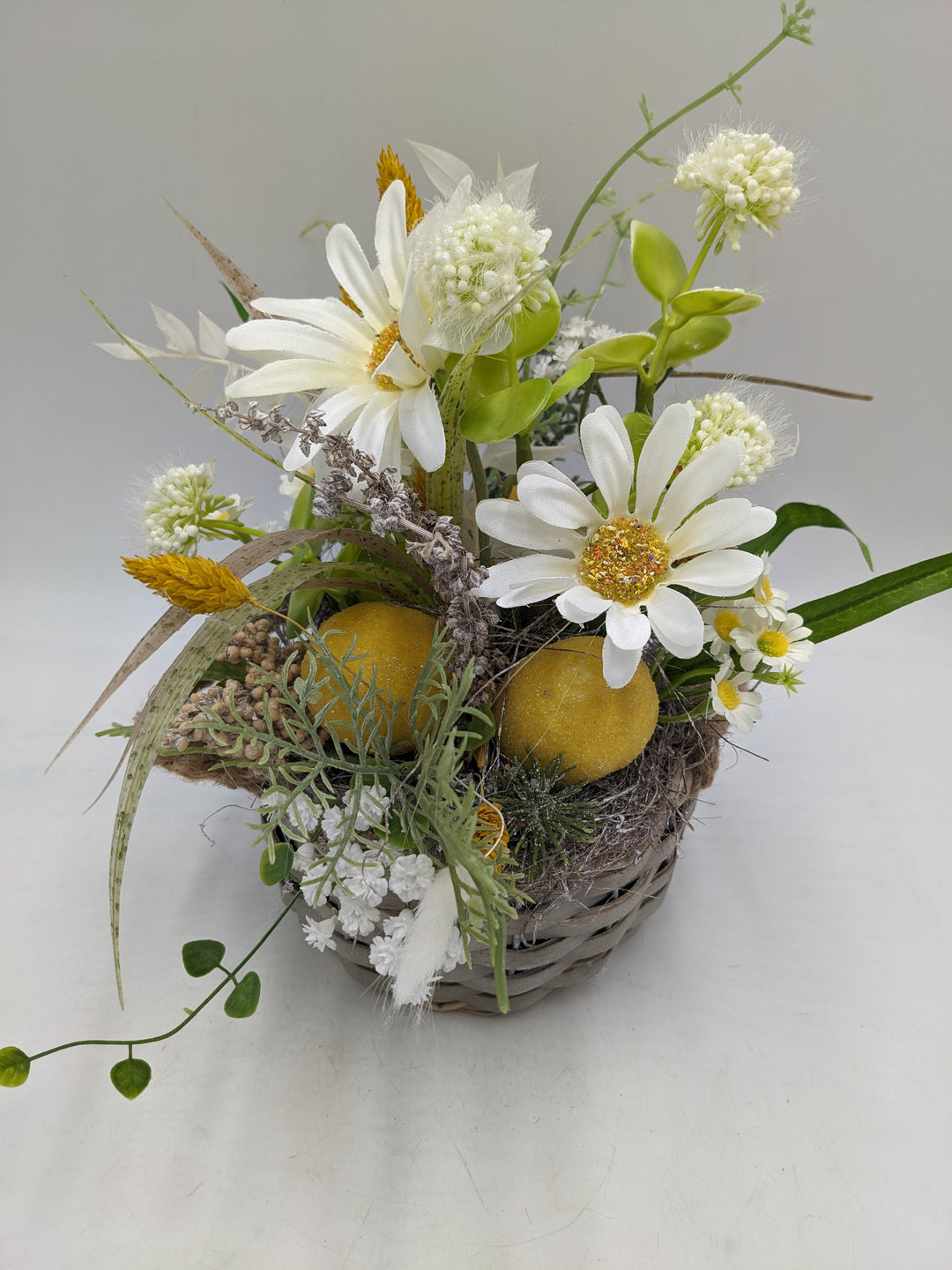 Frühlingsgesteck Zitronen Margeriten gelb