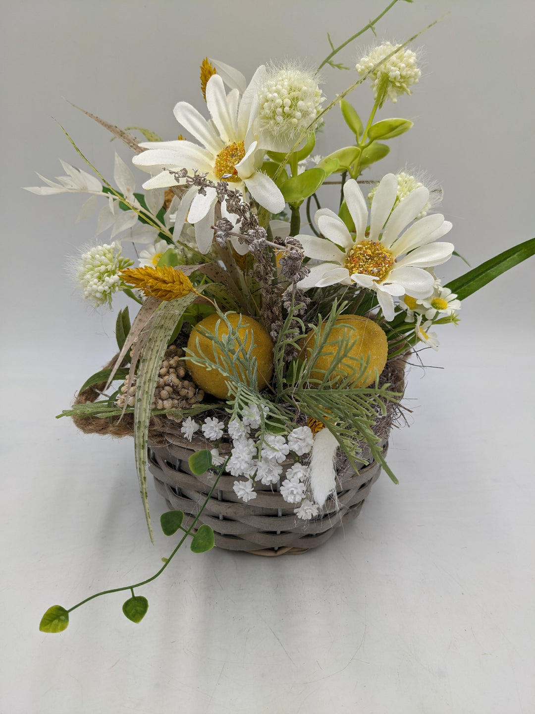 Frühlingsgesteck Zitronen Margeriten gelb
