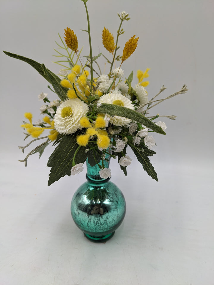 Frühlingsgesteck Vase Gräser Bellis türkis gelb