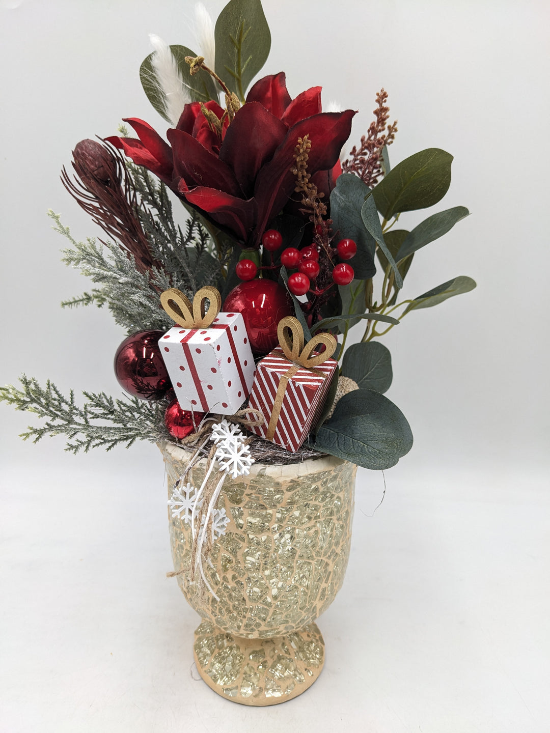 Weihnachtsgesteck Amaryllis Eukalyptus rot
