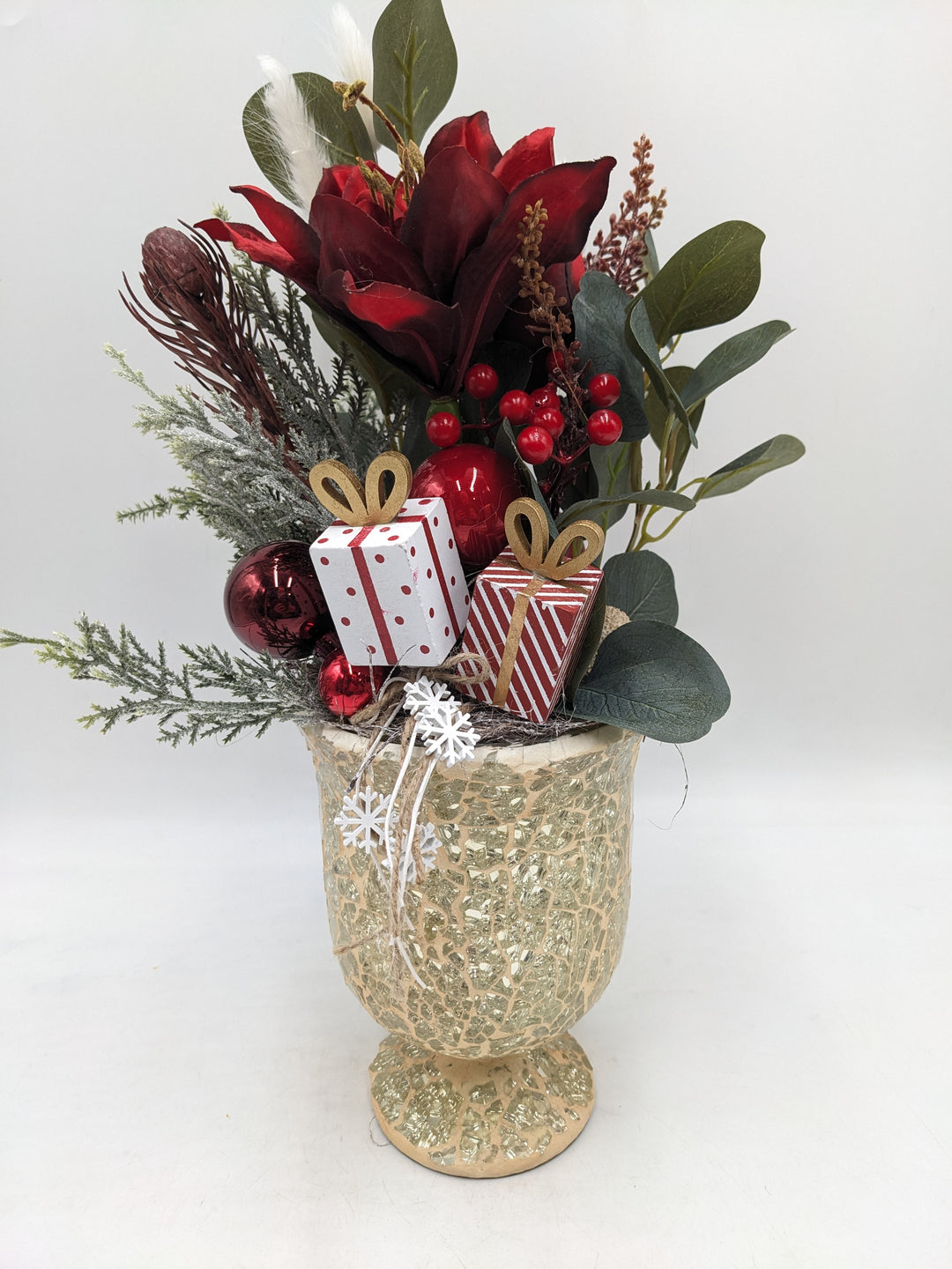 Weihnachtsgesteck Amaryllis Eukalyptus rot