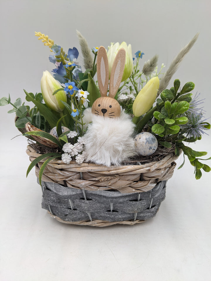 Ostergesteck Frühlingsgesteck Tulpen Hase blau weiss