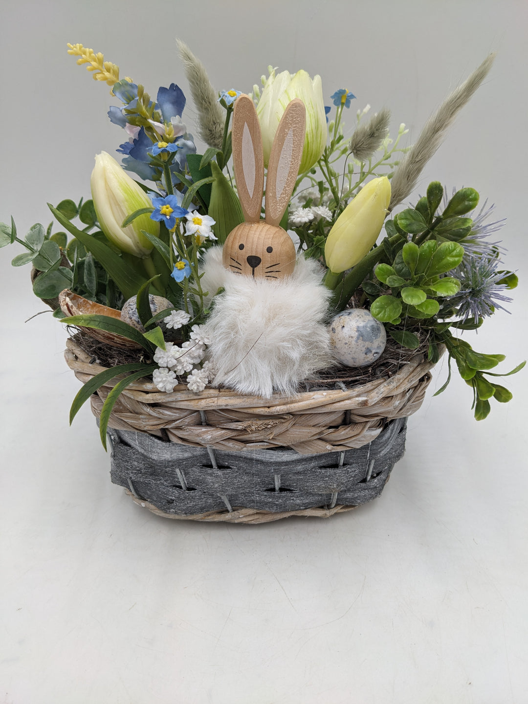 Ostergesteck Frühlingsgesteck Tulpen Hase blau weiss