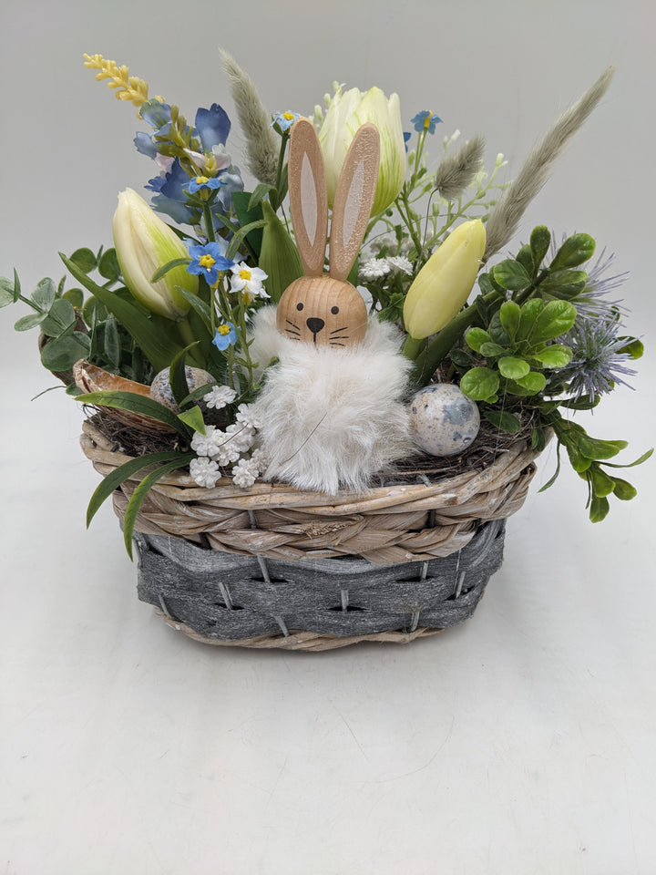 Ostergesteck Frühlingsgesteck Tulpen Hase blau weiss