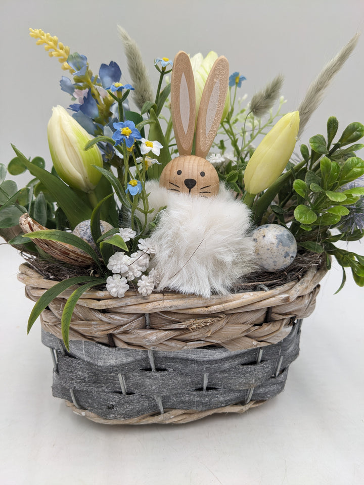 Ostergesteck Frühlingsgesteck Tulpen Hase blau weiss
