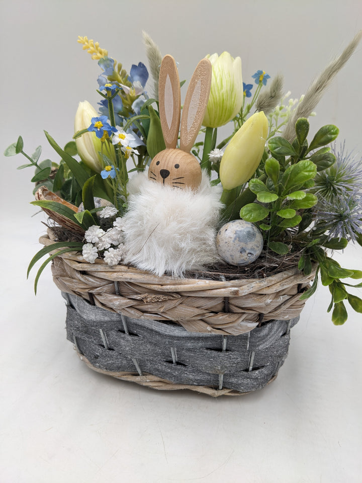 Ostergesteck Frühlingsgesteck Tulpen Hase blau weiss