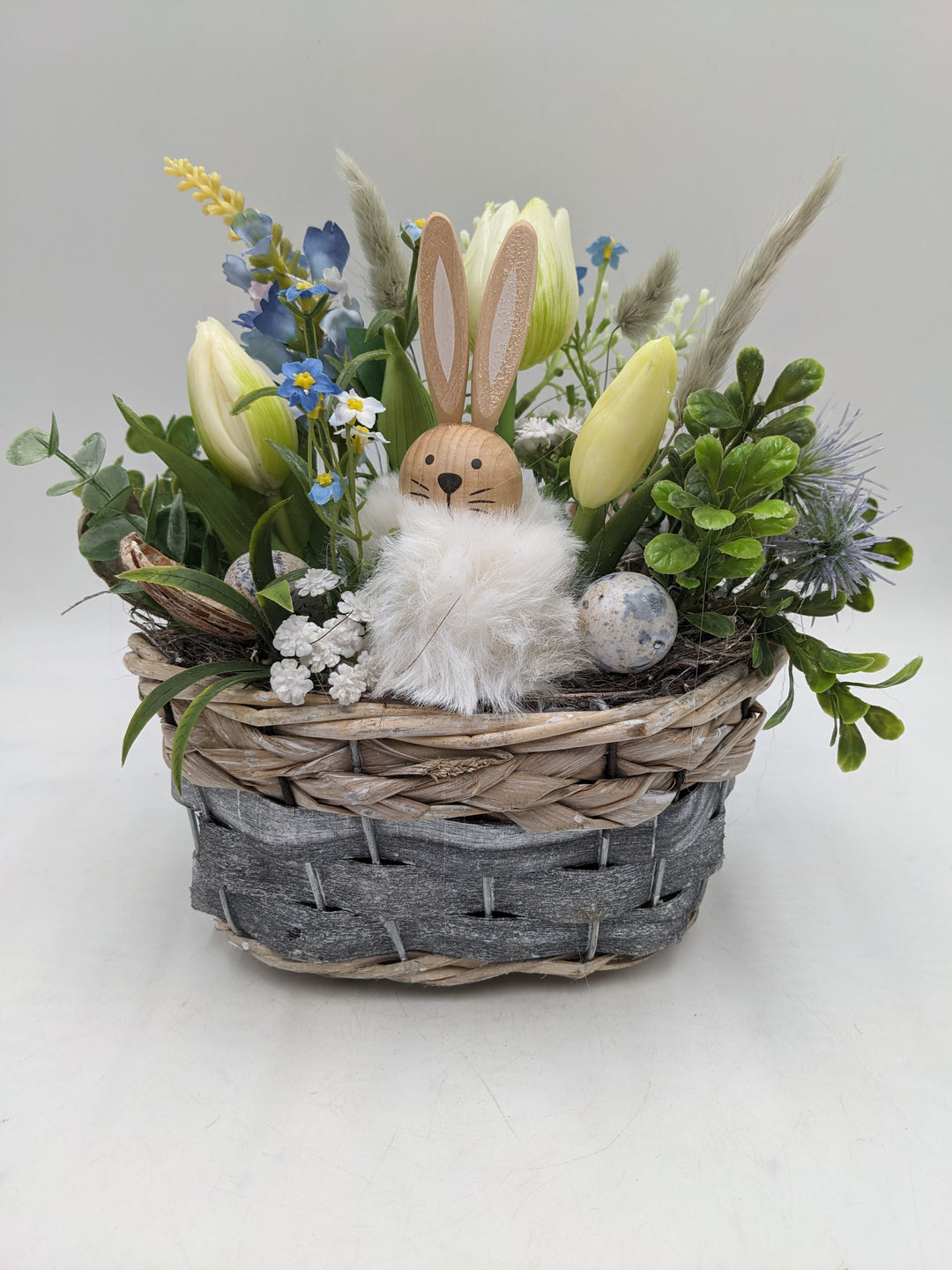 Ostergesteck Frühlingsgesteck Tulpen Hase blau weiss