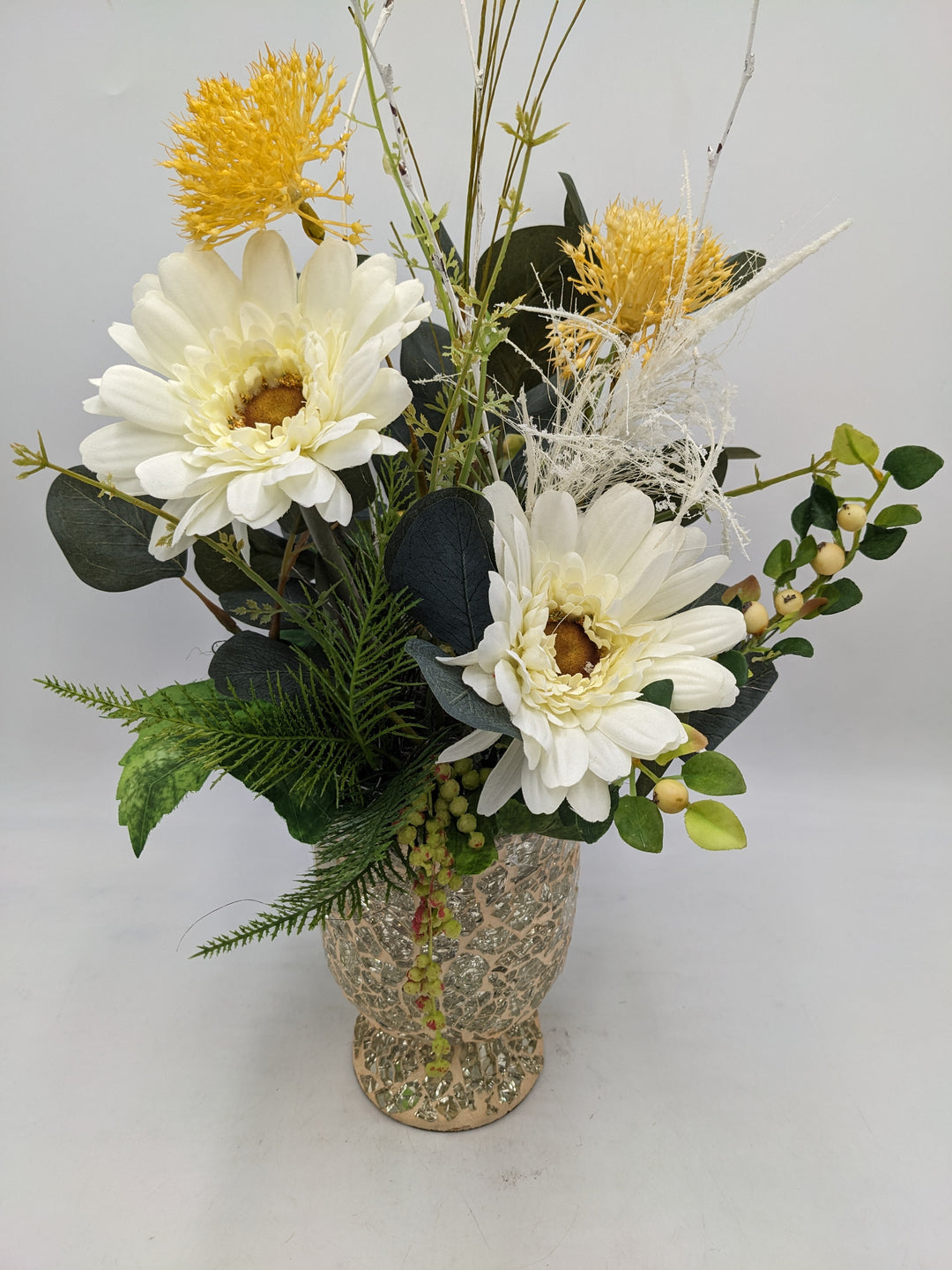 Sommergesteck Gerbera Gräser weiss gelb