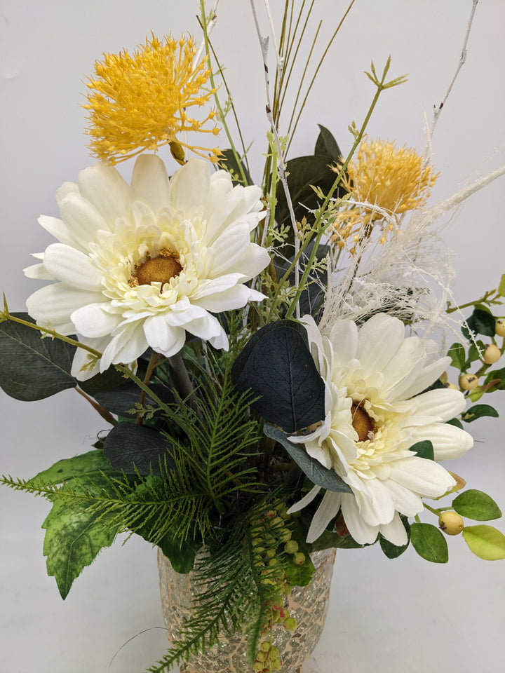 Sommergesteck Gerbera Gräser weiss gelb