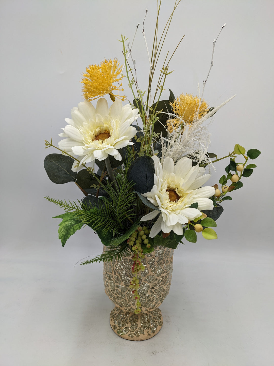 Sommergesteck Gerbera Gräser weiss gelb