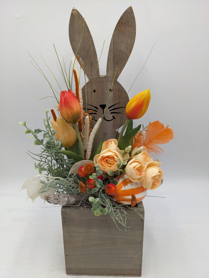 Frühlingsgesteck Ostergesteck Ranunkel Tulpen orange