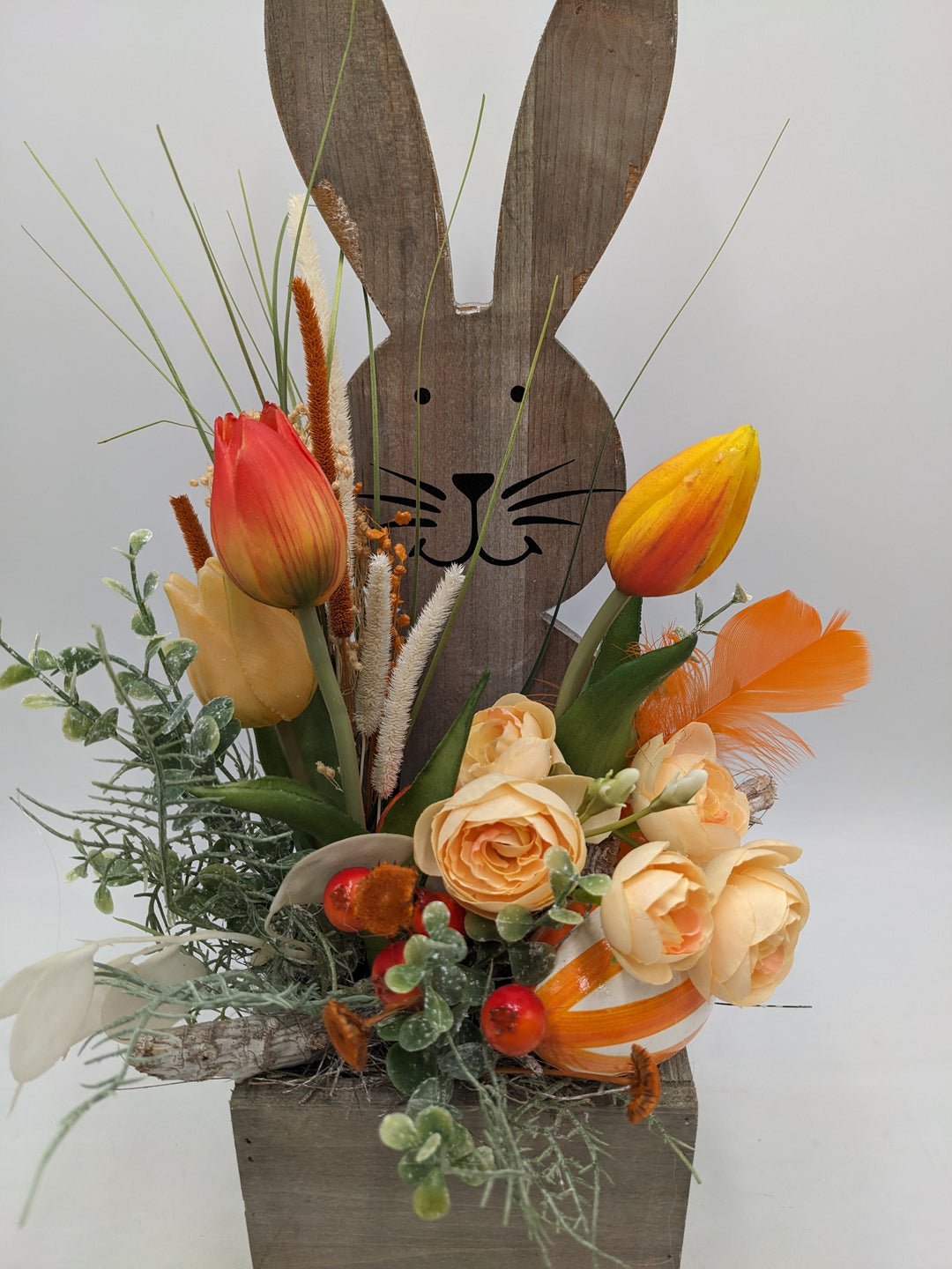 Frühlingsgesteck Ostergesteck Ranunkel Tulpen orange