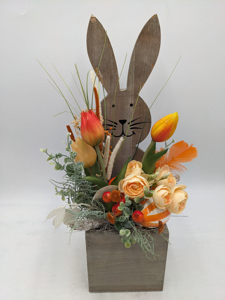 Frühlingsgesteck Ostergesteck Ranunkel Tulpen orange