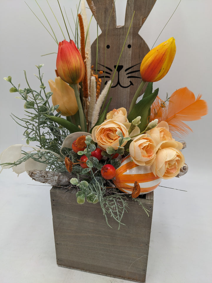 Frühlingsgesteck Ostergesteck Ranunkel Tulpen orange