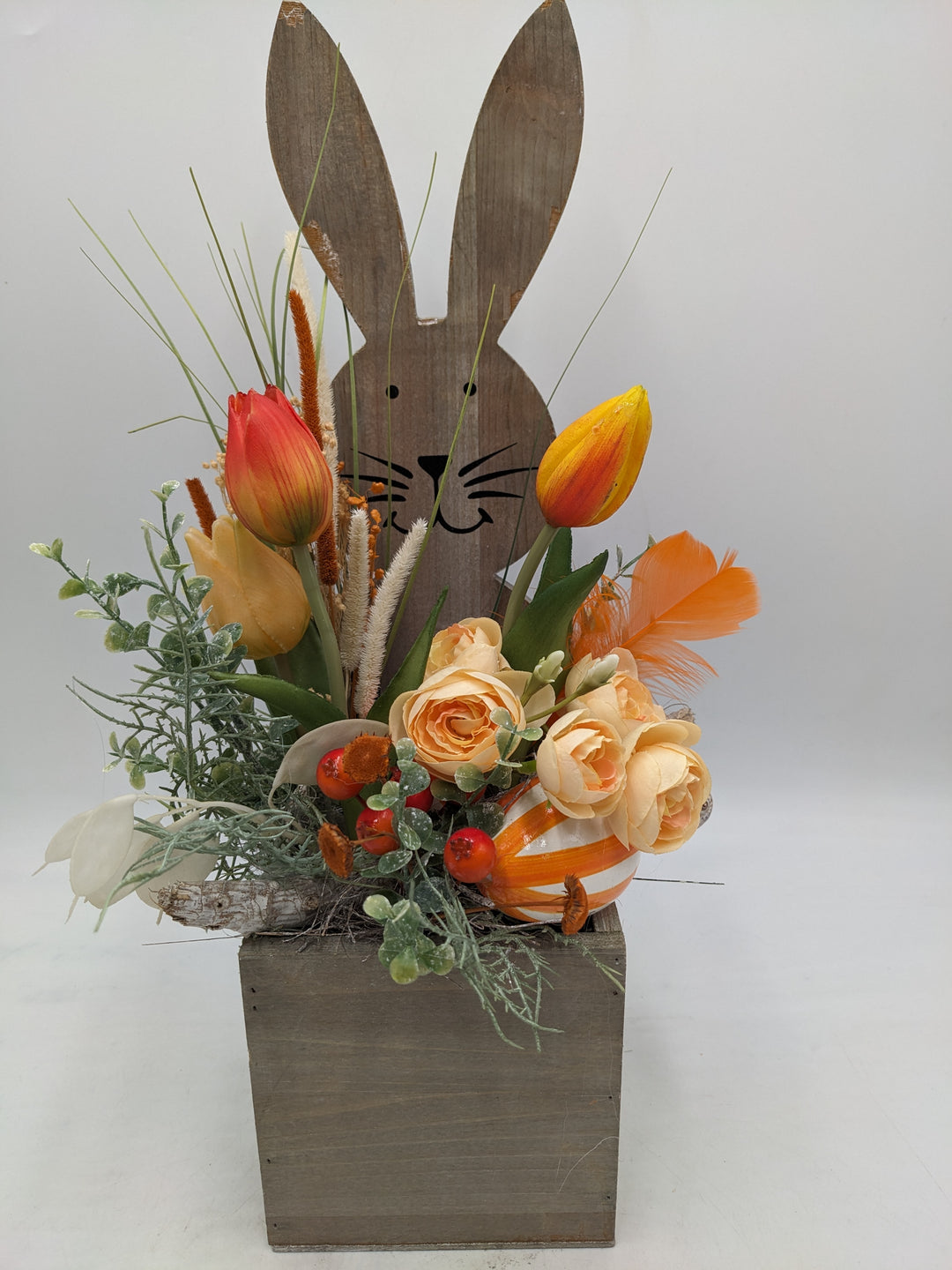 Frühlingsgesteck Ostergesteck Ranunkel Tulpen orange