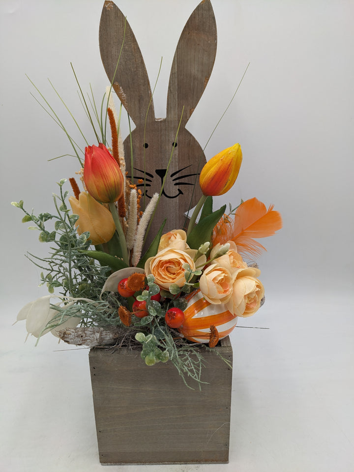 Frühlingsgesteck Ostergesteck Ranunkel Tulpen orange