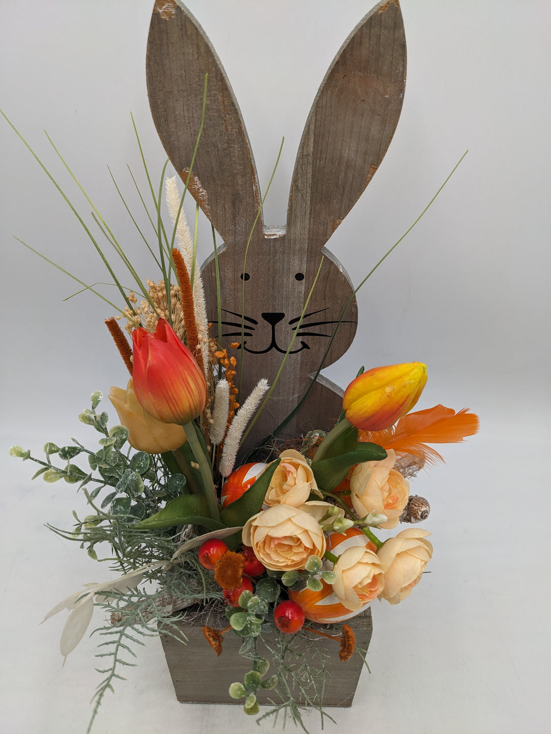 Frühlingsgesteck Ostergesteck Ranunkel Tulpen orange
