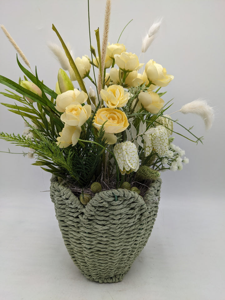 Frühlingsgesteck Ranunkel Schachbrettblumen gelb