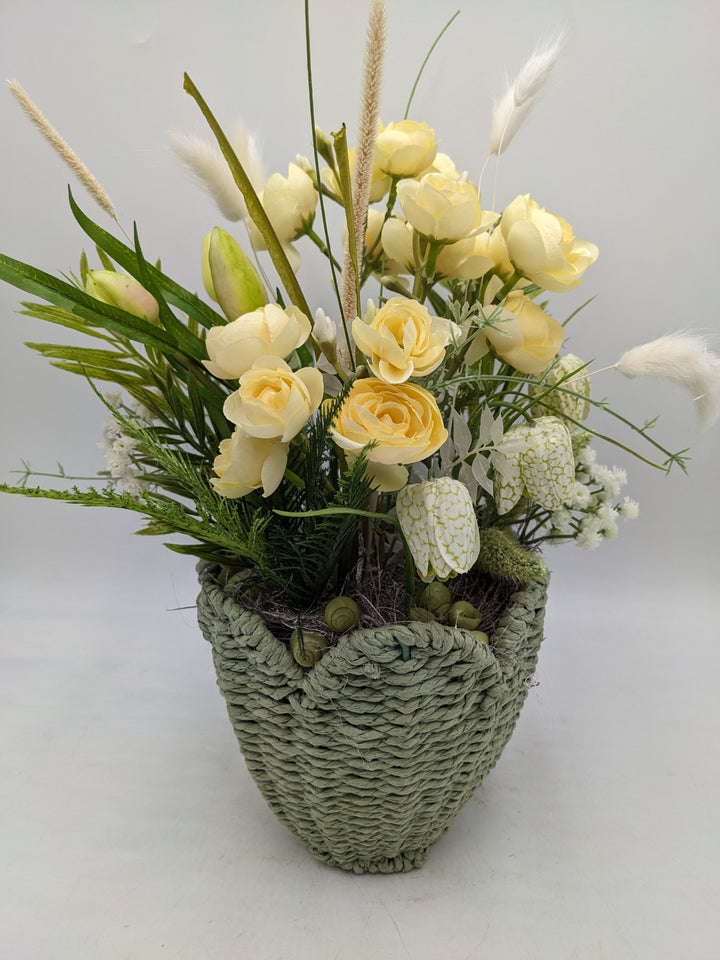 Frühlingsgesteck Ranunkel Schachbrettblumen gelb
