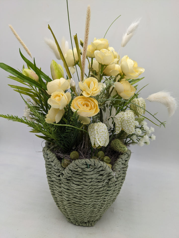 Frühlingsgesteck Ranunkel Schachbrettblumen gelb