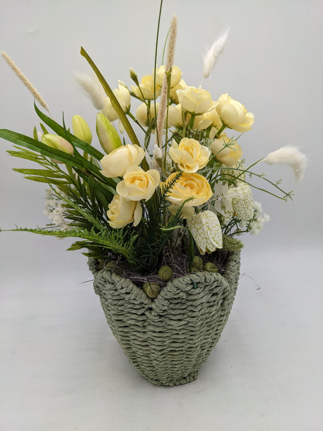 Frühlingsgesteck Ranunkel Schachbrettblumen gelb