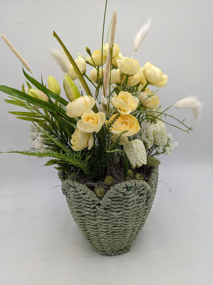Frühlingsgesteck Ranunkel Schachbrettblumen gelb