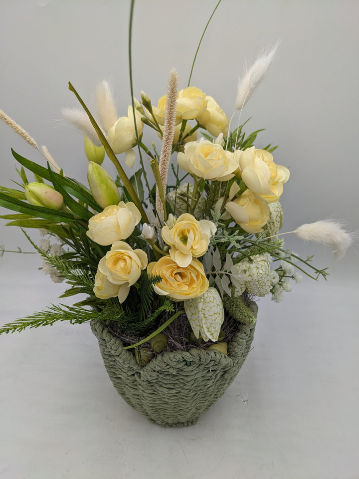 Frühlingsgesteck Ranunkel Schachbrettblumen gelb