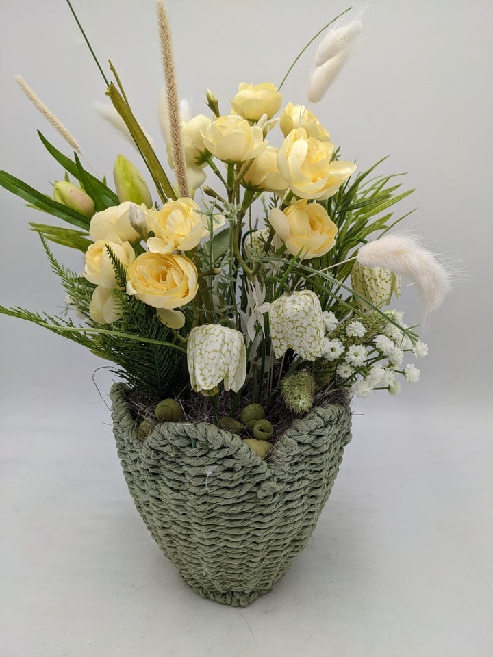Frühlingsgesteck Ranunkel Schachbrettblumen gelb