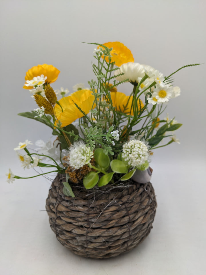Frühlingsgesteck Kamille Mohnblumen gelb weiss