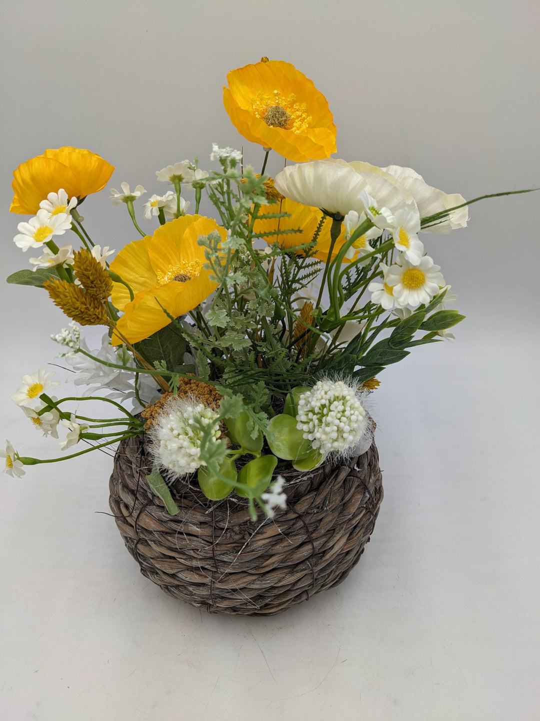 Frühlingsgesteck Kamille Mohnblumen gelb weiss