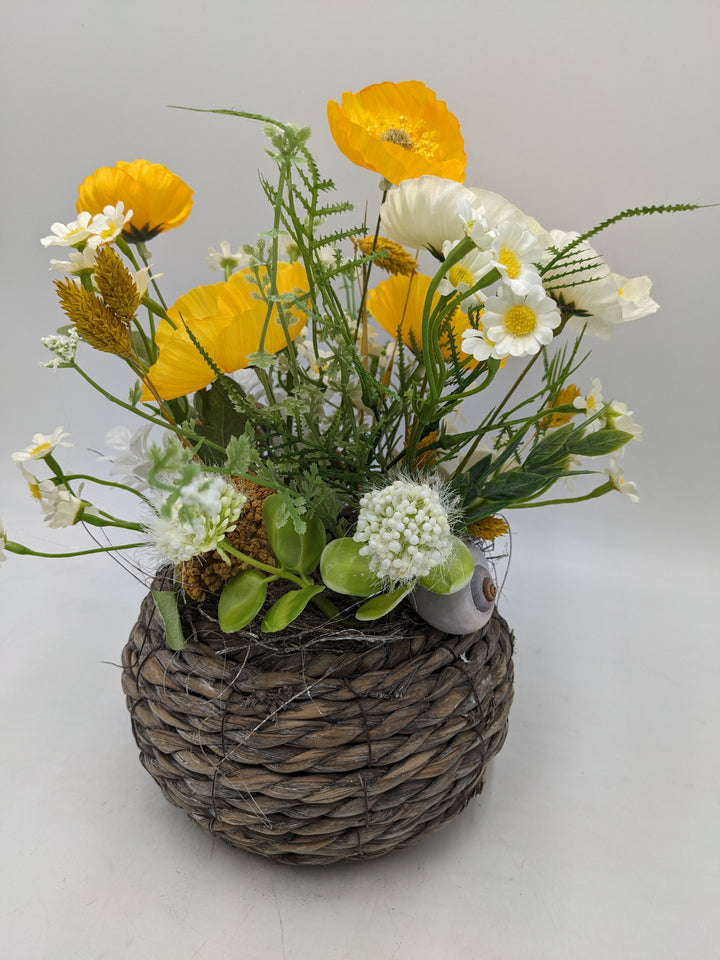 Frühlingsgesteck Kamille Mohnblumen gelb weiss