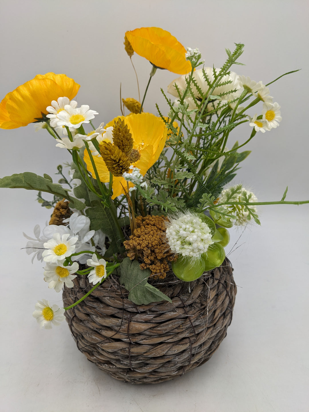 Frühlingsgesteck Kamille Mohnblumen gelb weiss