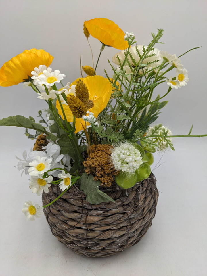 Frühlingsgesteck Kamille Mohnblumen gelb weiss