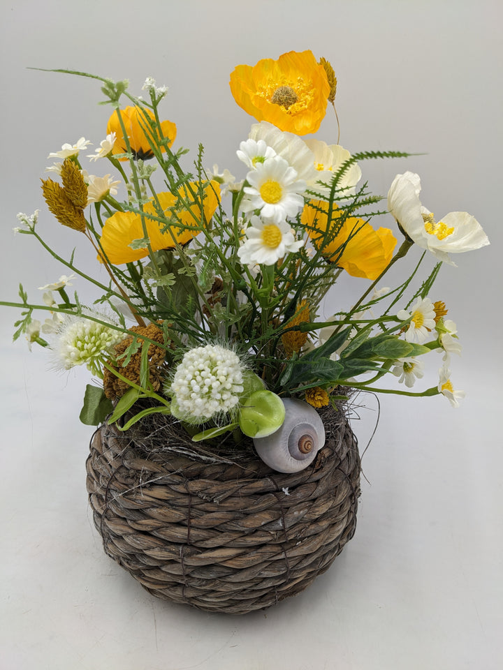 Frühlingsgesteck Kamille Mohnblumen gelb weiss