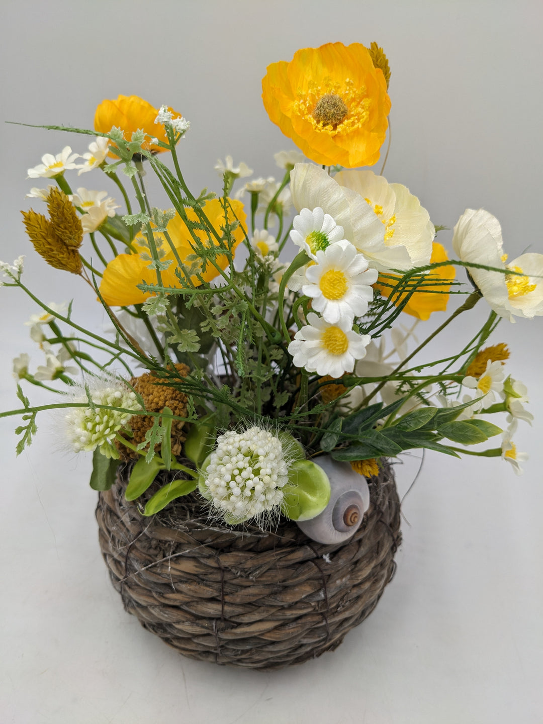 Frühlingsgesteck Kamille Mohnblumen gelb weiss