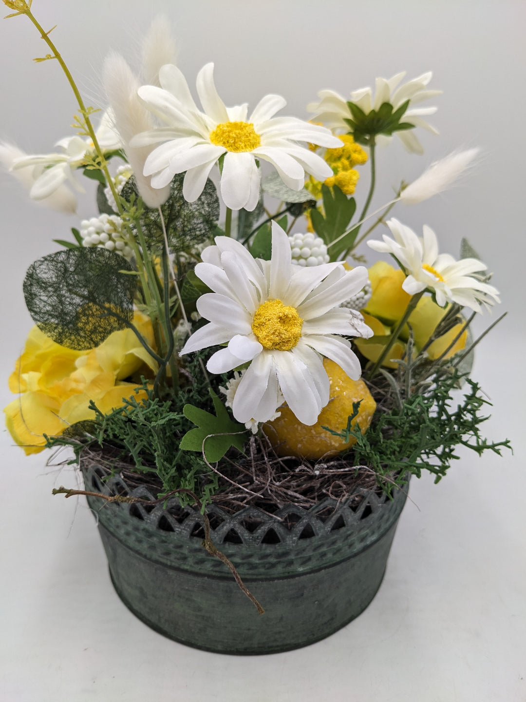 Frühlingsgesteck Zitronen Margeriten weiss gelb
